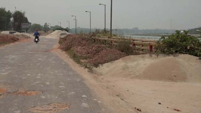 আড়িয়াল খাঁ নদের পাড় ঘেষে নির্মিত ওয়াক-ওয়ে’তে ৪ বছরেও বিদ্যুত সংযোগ দেয়া হয়নি
